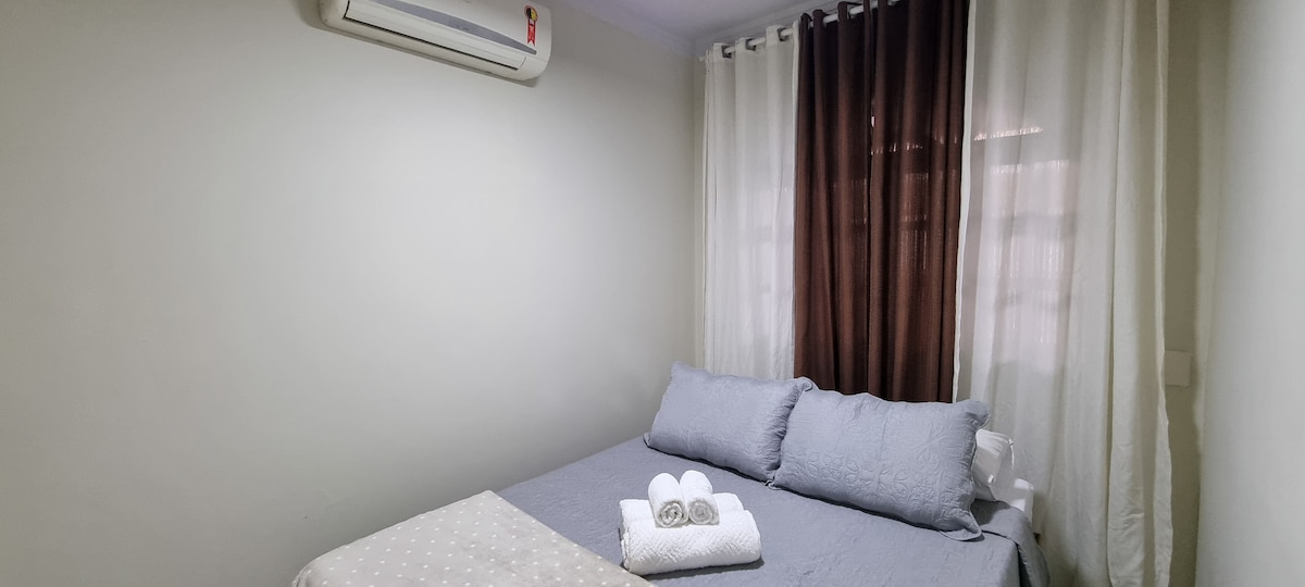 Natë restauruese gjumi e garantuar në dhomën tonë të qetë dhe mikpritëse, të pajisur me ajër të kondicionuar për rehatinë tënde