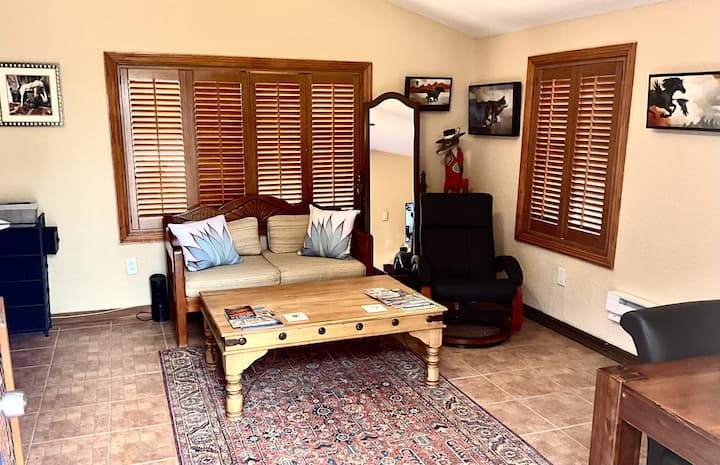 החדר הראשי של הבקתה. חדר השינה משמאל.