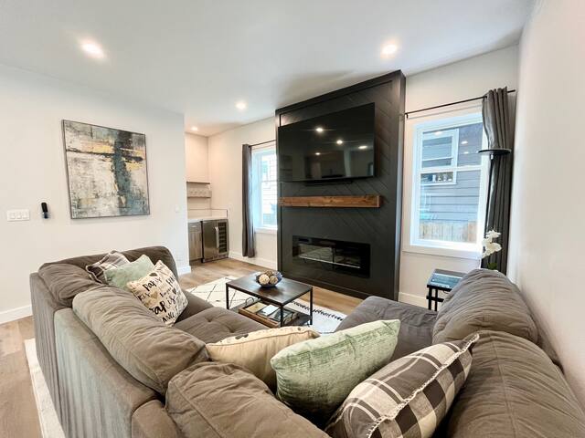 Serenity, Stunning City Home W/ 1 Car Garage & AC gallery image 4