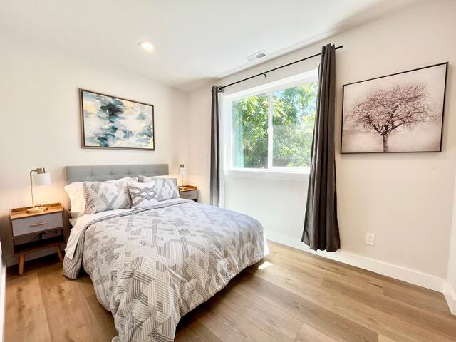 Serenity, Stunning City Home W/ 1 Car Garage & AC gallery image 2