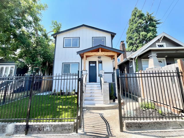 Serenity, Stunning City Home W/ 1 Car Garage & AC