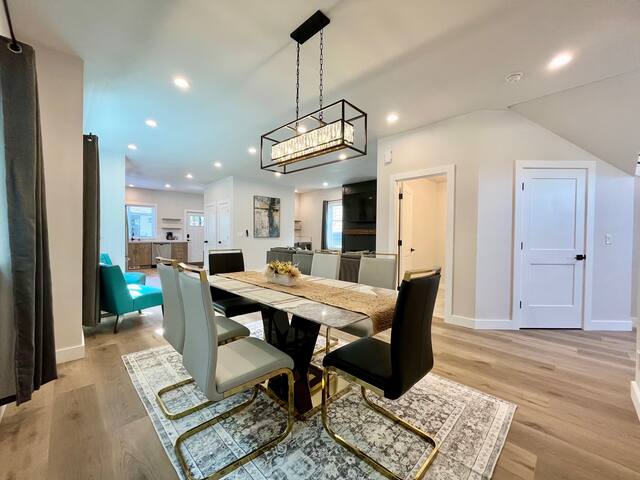 Serenity, Stunning City Home W/ 1 Car Garage & AC gallery image 5