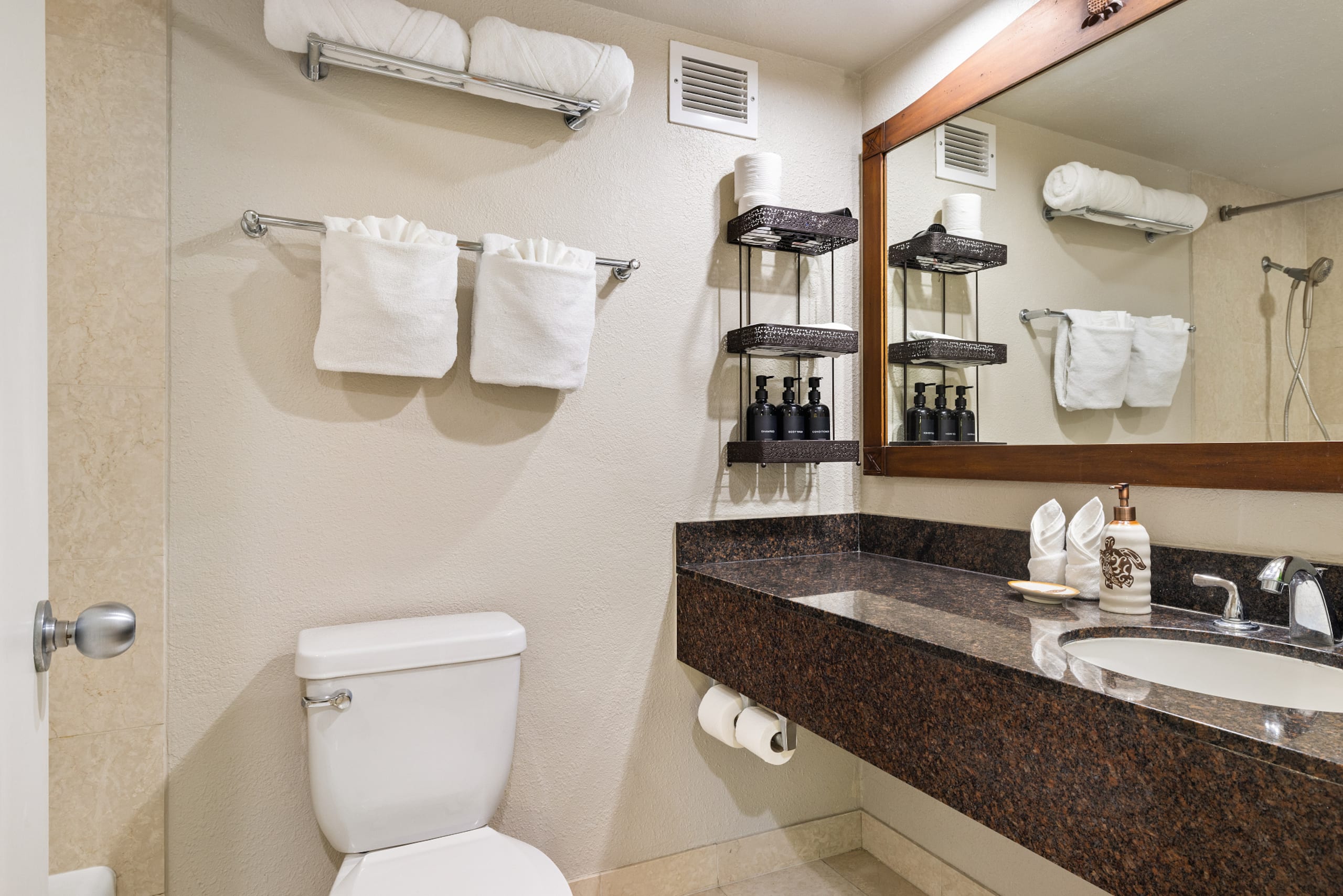Boutique-Style Comfort at Luana Waikiki - Image 19