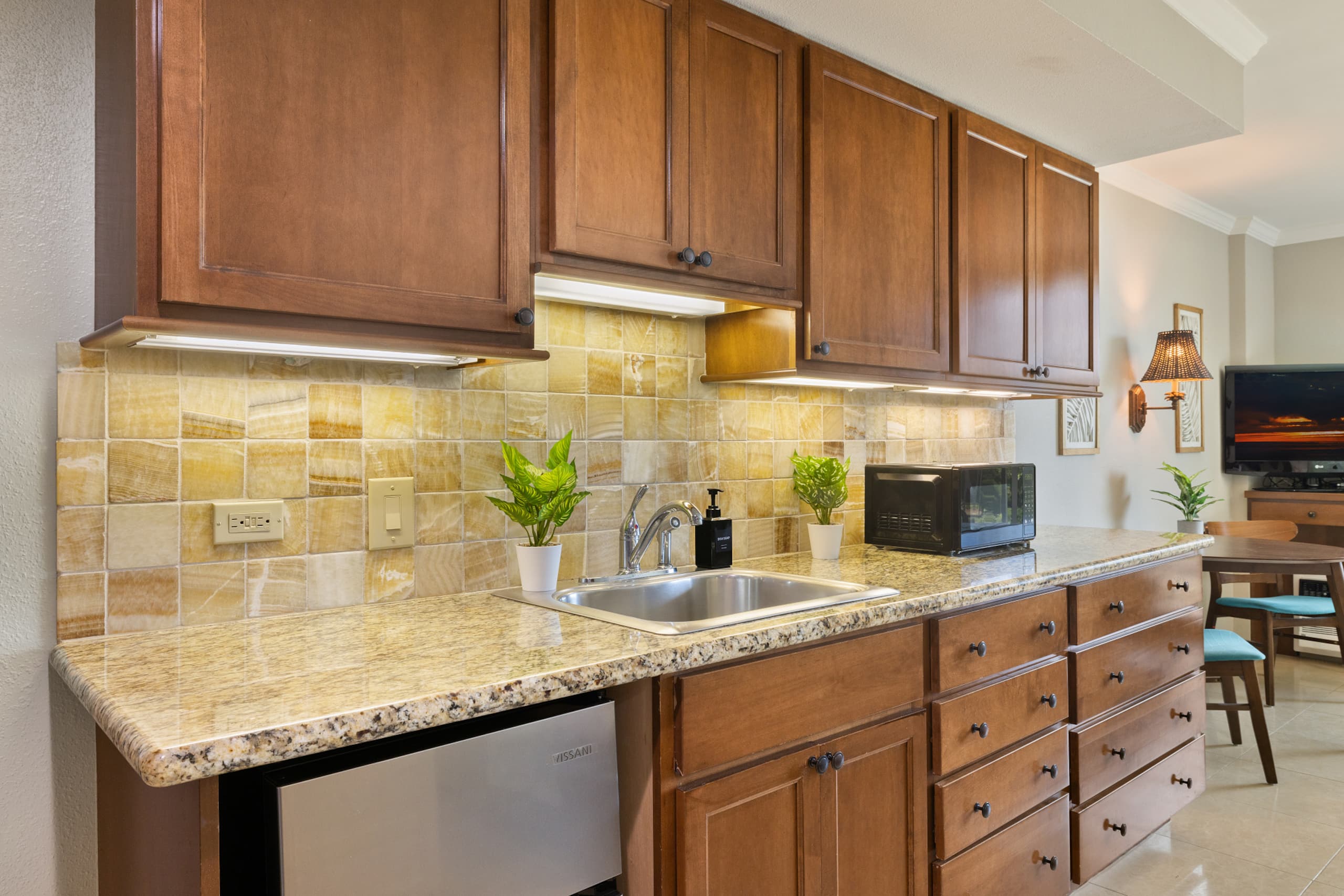 Boutique-Style Comfort at Luana Waikiki - Image 11