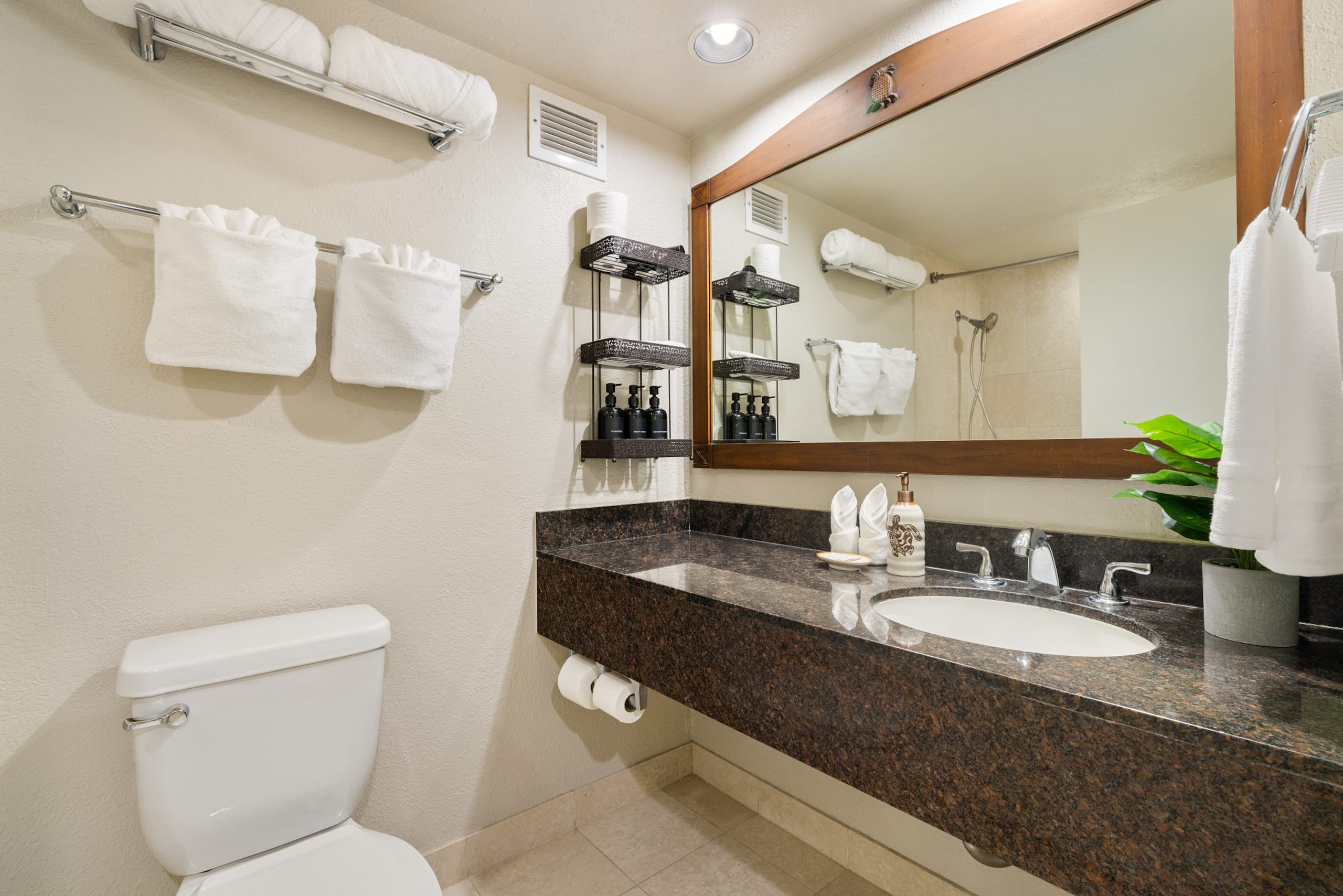 Boutique-Style Comfort at Luana Waikiki - Image 17