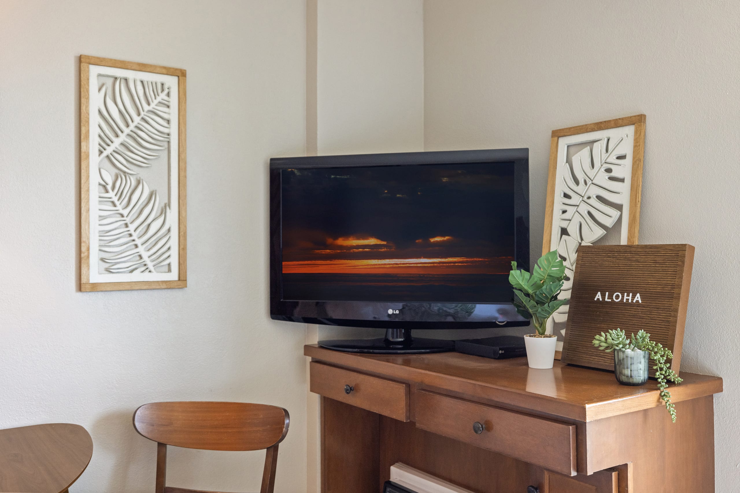 Boutique-Style Comfort at Luana Waikiki - Image 10