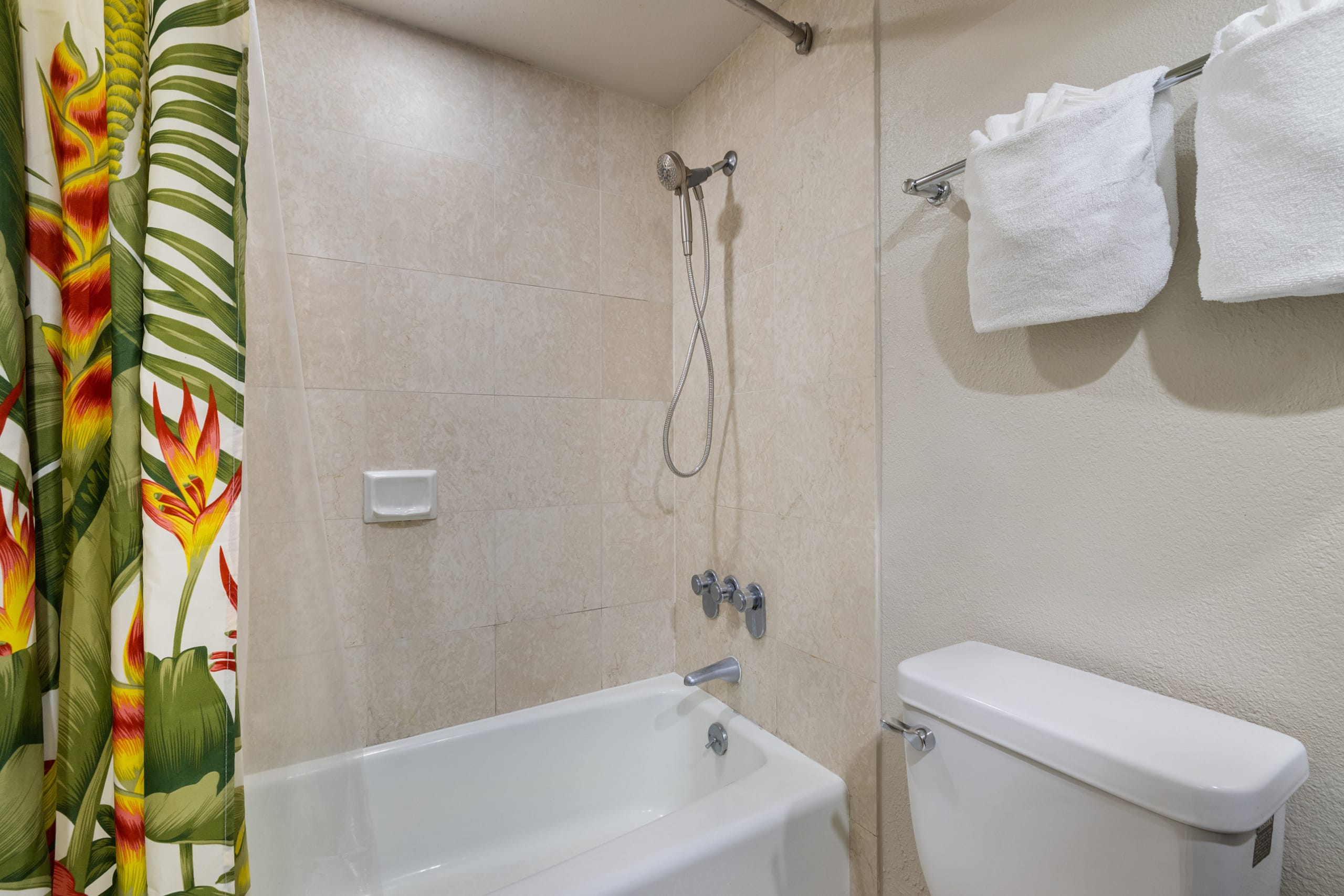 Boutique-Style Comfort at Luana Waikiki - Image 20