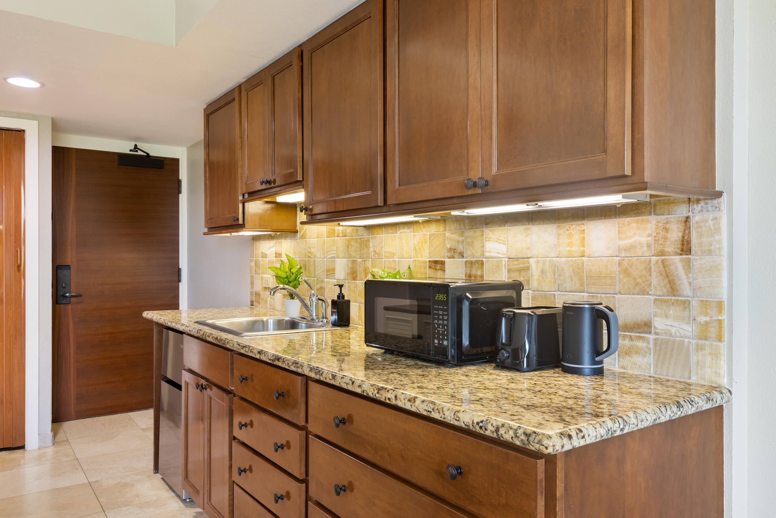 Boutique-Style Comfort at Luana Waikiki - Image 13