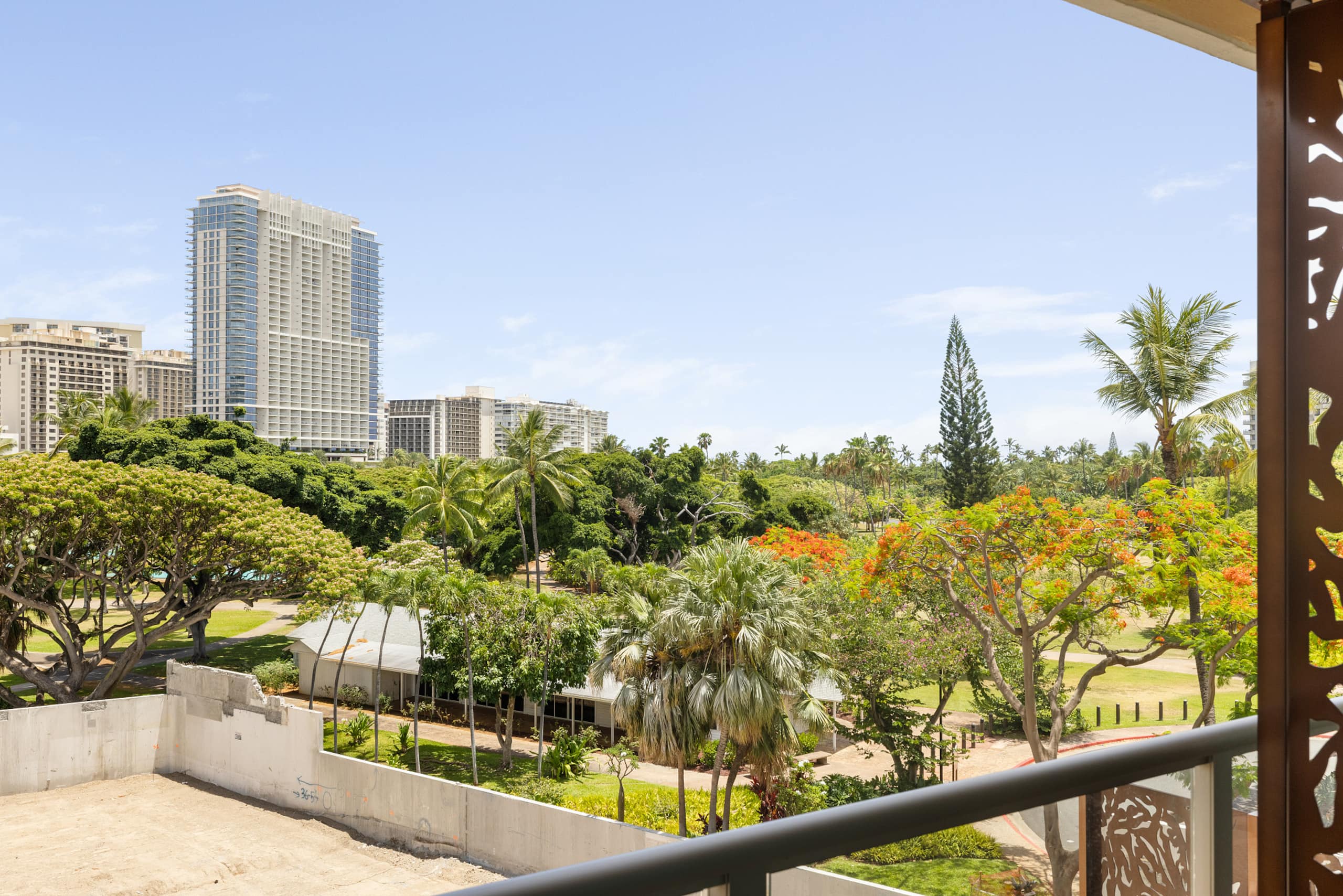 Boutique-Style Comfort at Luana Waikiki - Image 4