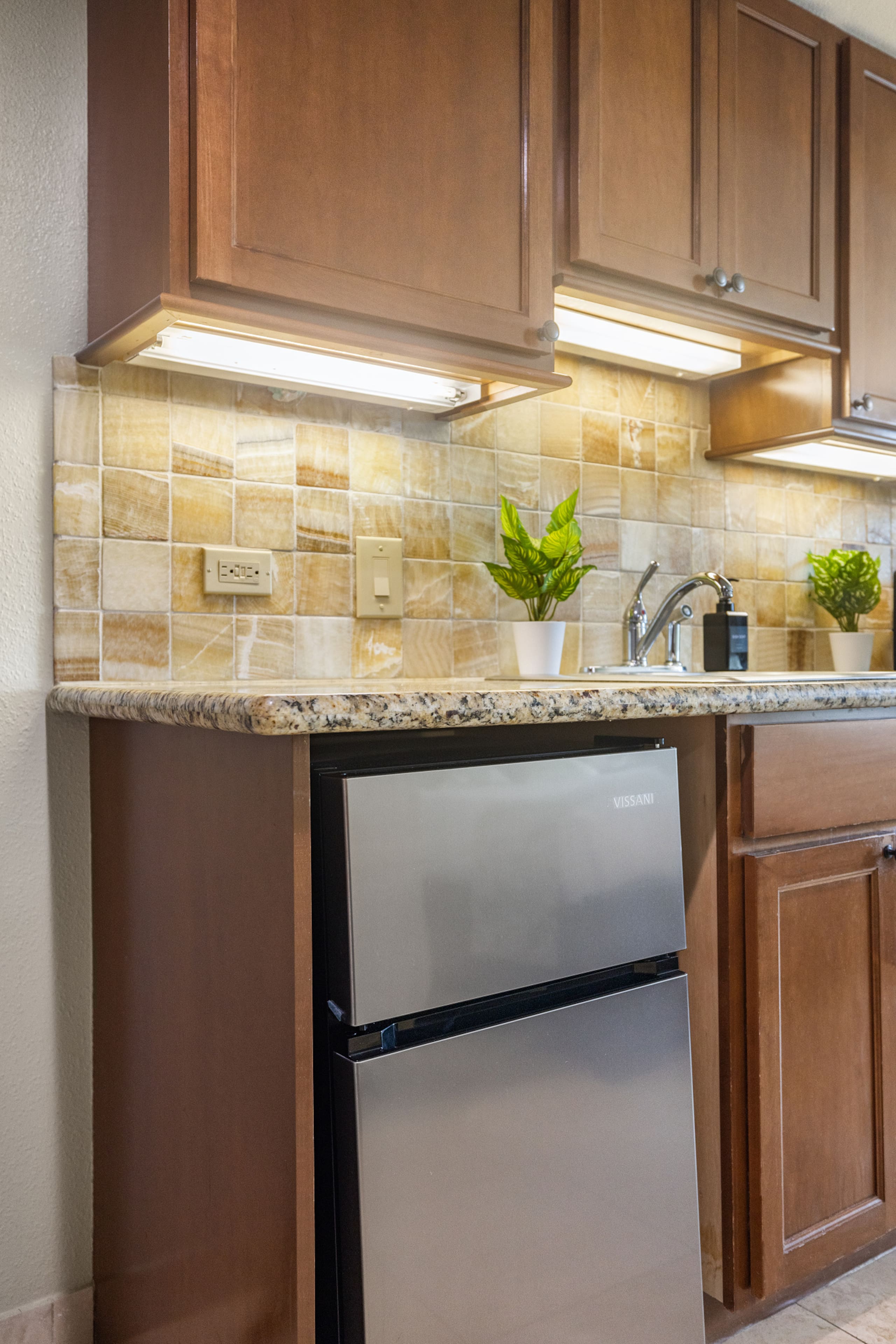 Boutique-Style Comfort at Luana Waikiki - Image 12