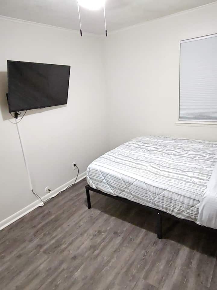 Televisión inteligente montada en la pared para cuando solo quieras tumbarte en la cama y ver una película o tu programa favorito 