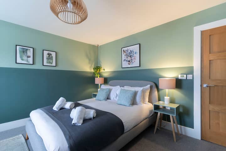 Chumba kikuu cha kulala kilicho na Kitanda aina ya King katika 23 Station Street