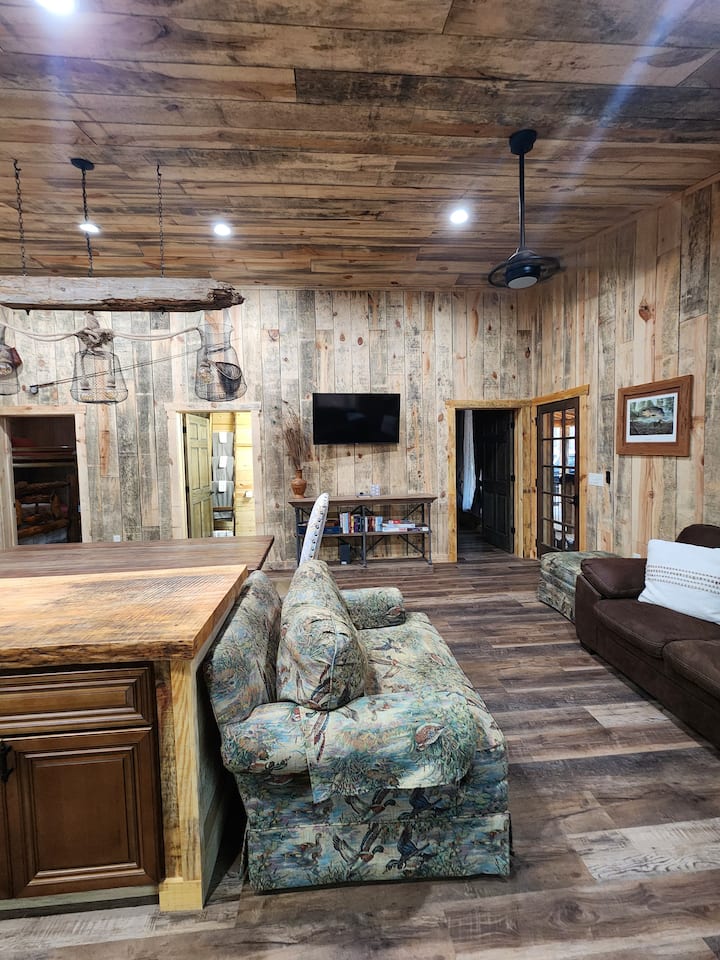 Rustic Comfort Cabins:angler Basin Cabin W/hot Tub - Arkansas