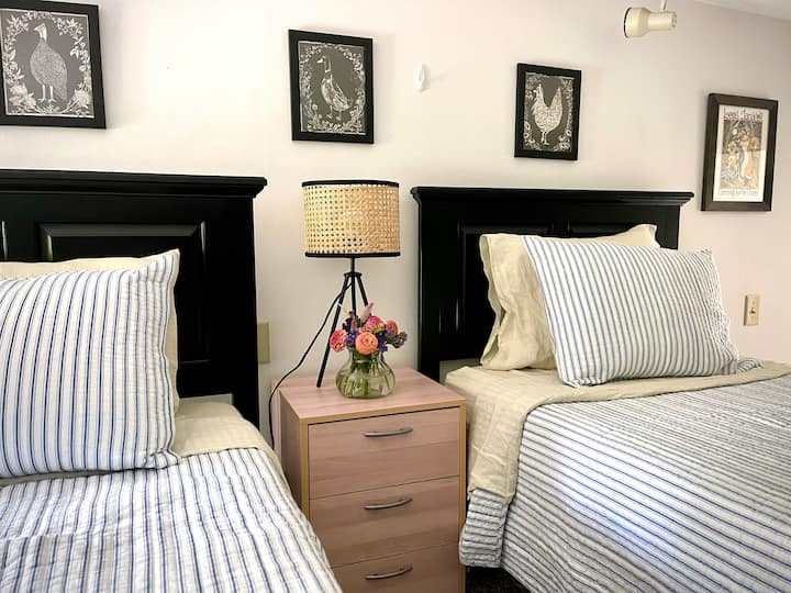 شقة علوية بسريرين مزدوجين طويلين (سقف مائل منخفض).