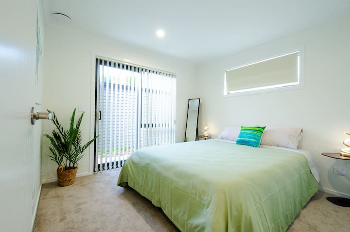 חדר שינה 2 מתוך 3. מיטה קווין סייז. 