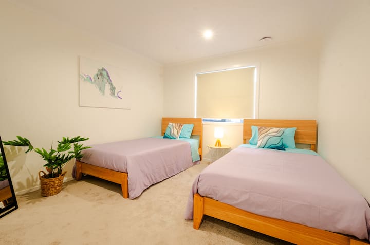 חדר שינה 3 מתוך 3.  2 x מיטות יחיד קינג. 