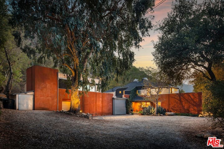 Stunning Architectural Combo: 3 Units Sleeps 13!