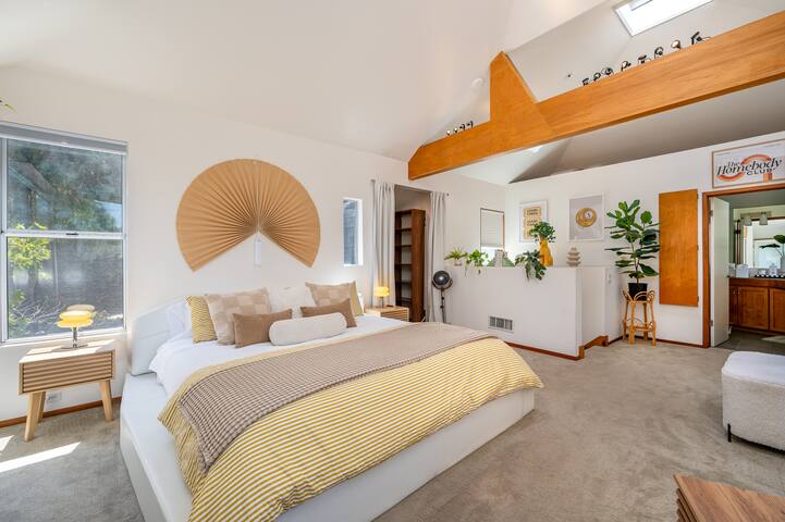 Stunning Architectural Combo: 3 Units Sleeps 13! gallery image 2