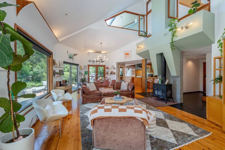 Stunning Architectural Combo: 3 Units Sleeps 13! gallery image 4