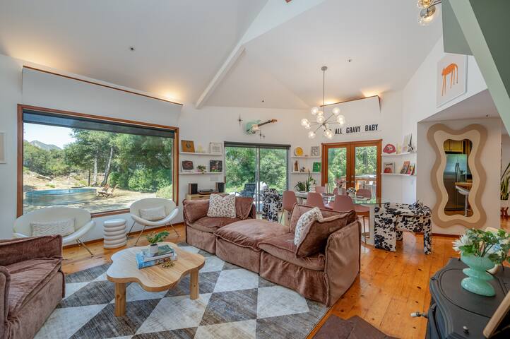 Stunning Architectural Combo: 3 Units Sleeps 13! gallery image 3