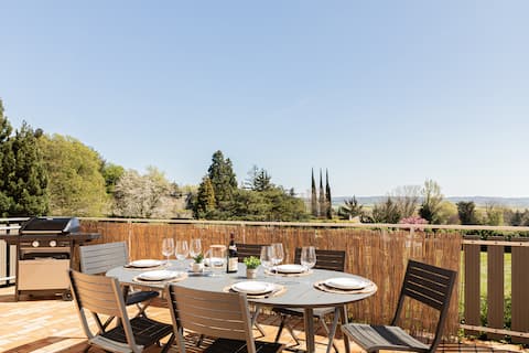 Spacious house with terrace & view of the plain