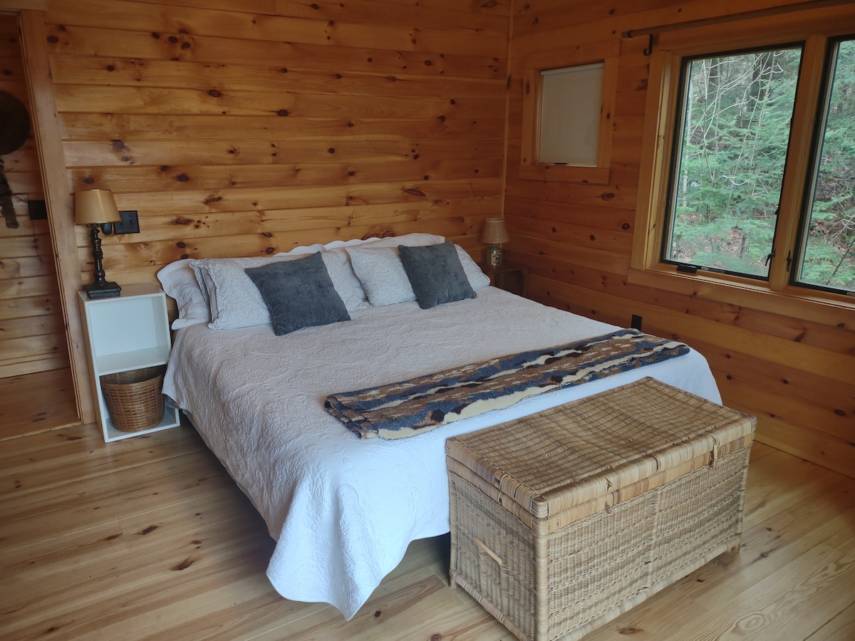 Velika spavaća soba s bračnim krevetom.