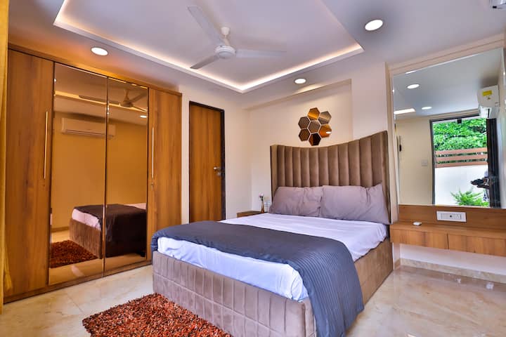 Luksuzni apartman s plišanim bračnim krevetom, dovoljno prostora u ormaru i privatnim balkonom s kojeg se pruža pogled koji oduzima dah. Moderni ukrasi i meka rasvjeta stvaraju spokojan ambijent.
