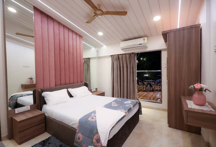 Luksuzni apartman s plišanim bračnim krevetom, dovoljno prostora u ormaru i privatnim balkonom s kojeg se pruža pogled koji oduzima dah. Moderni ukrasi i meka rasvjeta stvaraju spokojan ambijent.
