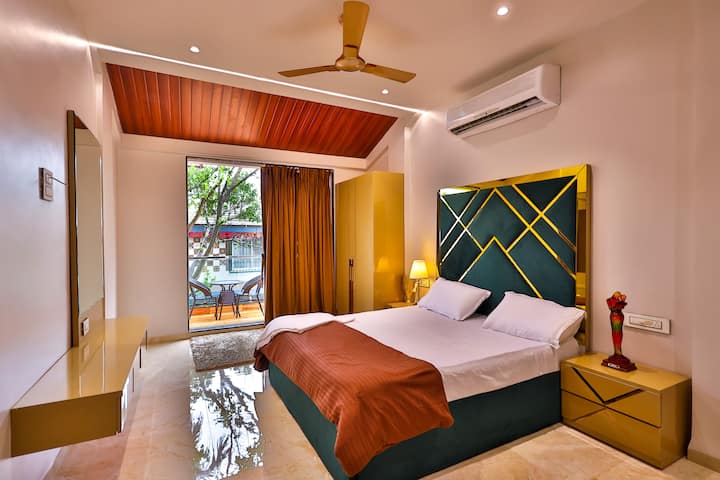 Luksuzni apartman s plišanim bračnim krevetom, dovoljno prostora u ormaru i privatnim balkonom s kojeg se pruža pogled koji oduzima dah. Moderni ukrasi i meka rasvjeta stvaraju spokojan ambijent.
