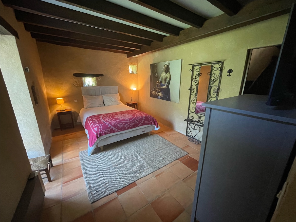 Ova prostorija nalazi se u prizemlju i uz kupaonicu. To je hladna soba u kojoj je ventilator (prisutan) potreban samo tijekom produljene vrućine. 
Krevet je 1,40 x 2,00 m. 