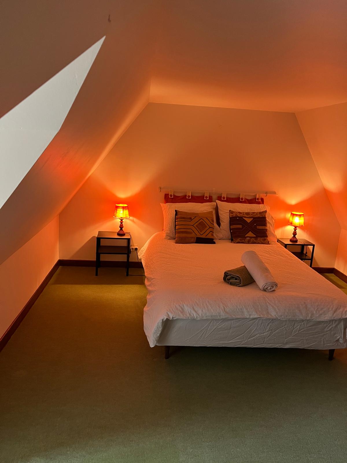 Udobna soba ispod krova s krevetom dimenzija 1,40 x 2,00 m. Odmah pored kupaonice. 