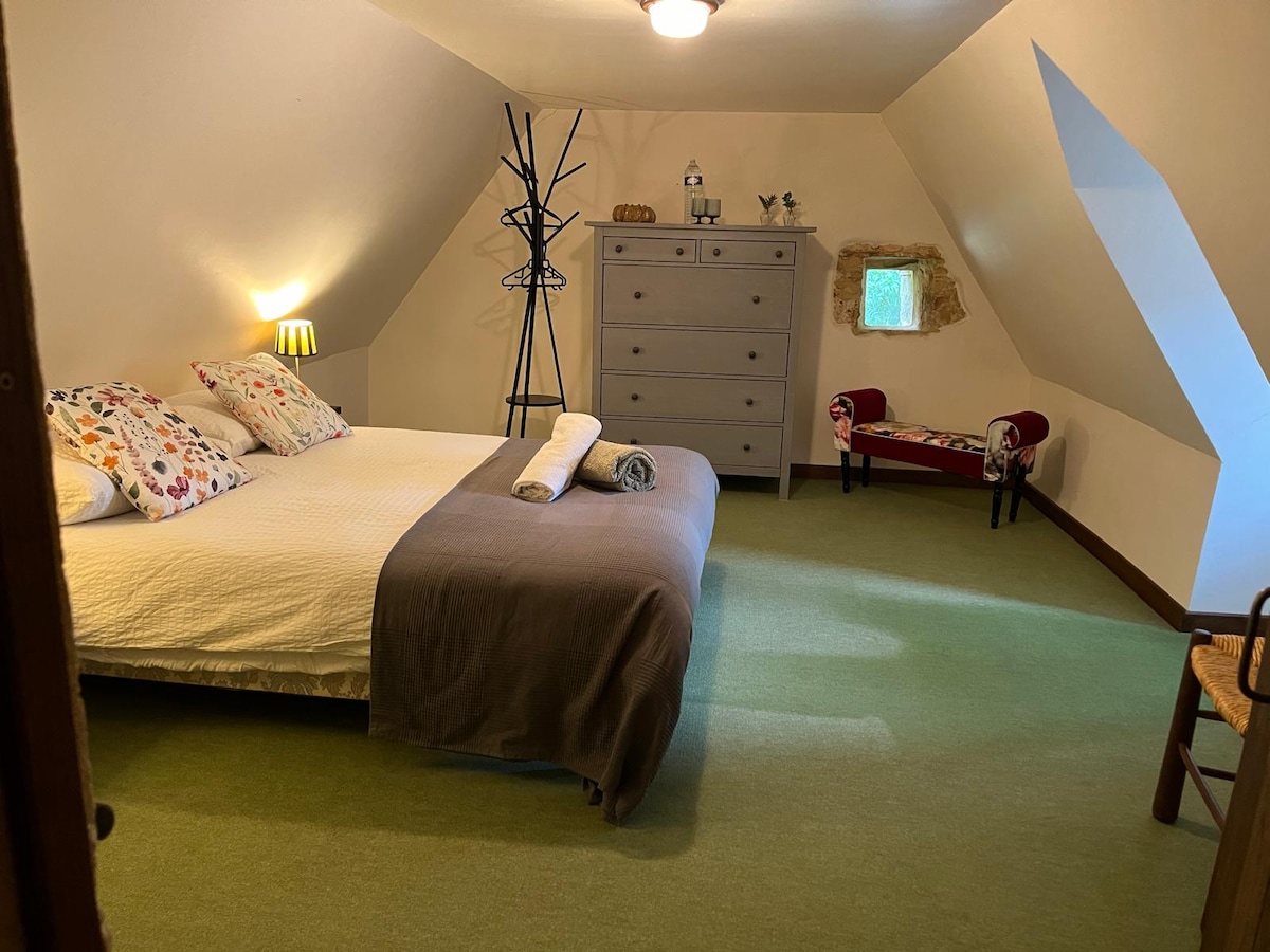 Udobna soba u potkrovlju. Krevet je 1,40 x 2,00 m. 
Postoji pokretni klima-uređaj koji također može grijati.