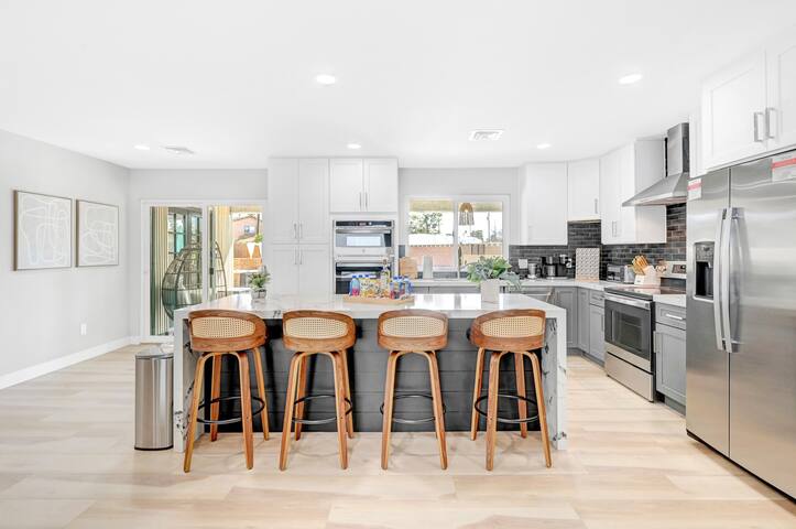 LUX 7BA/4BA Oasis w/Heated Pool+Spa+Outdoor Living gallery image 5