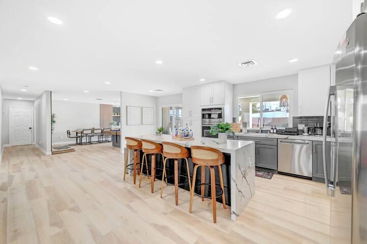 LUX 7BA/4BA Oasis w/Heated Pool+Spa+Outdoor Living gallery image 4