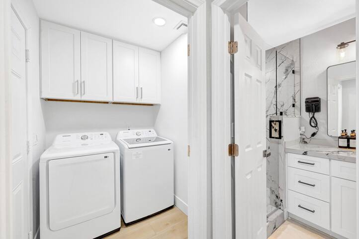 LUX 7BA/4BA Oasis w/Heated Pool+Spa+Outdoor Living gallery image 3