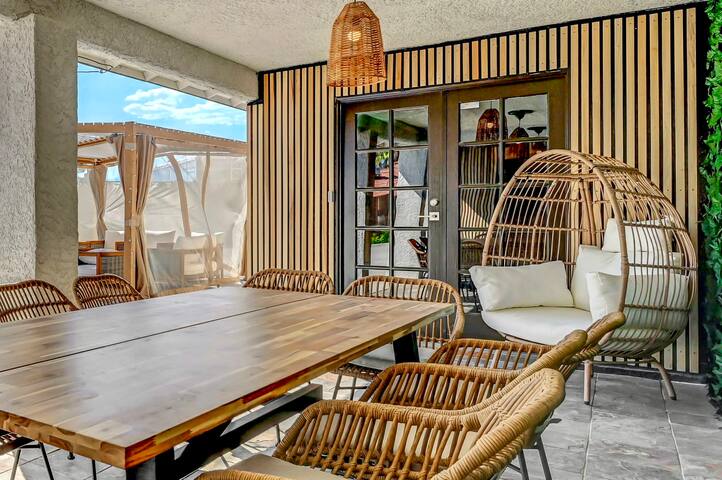 LUX 7BA/4BA Oasis w/Heated Pool+Spa+Outdoor Living gallery image 2