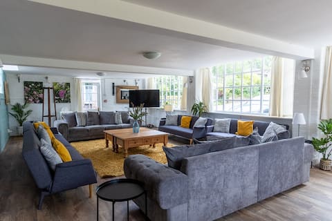 The Coach House - Sleeps up to 18 Guests