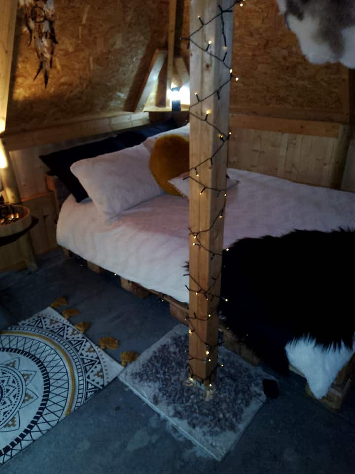 Le Wi-Fi est disponible à la fois dans la cabane de teepe et dans le bar de l'écurie