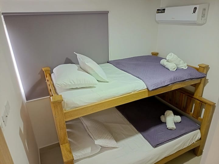 ორსართულიანი საწოლი (ქვედა — ორსაწოლიანი, ზედა — ერთსაწოლიანი)