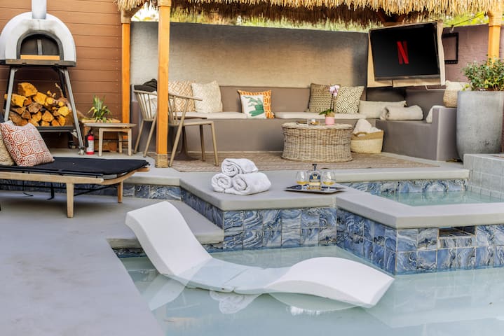 Charming single story 3/2 + palapa w/TV!