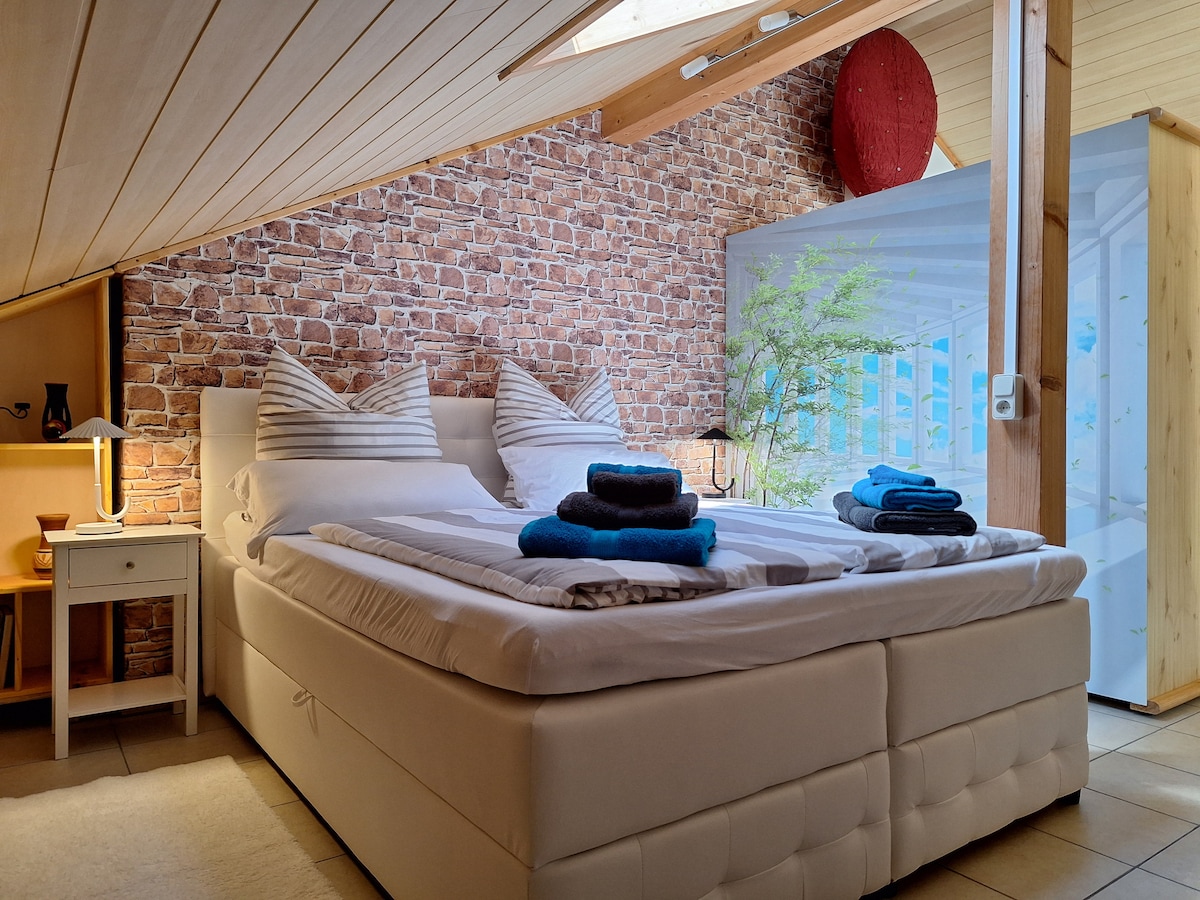 Një krevat pranveror me kuti dopio "queen" me një mbulesë viskoelastike për një gjumë të rehatshëm.