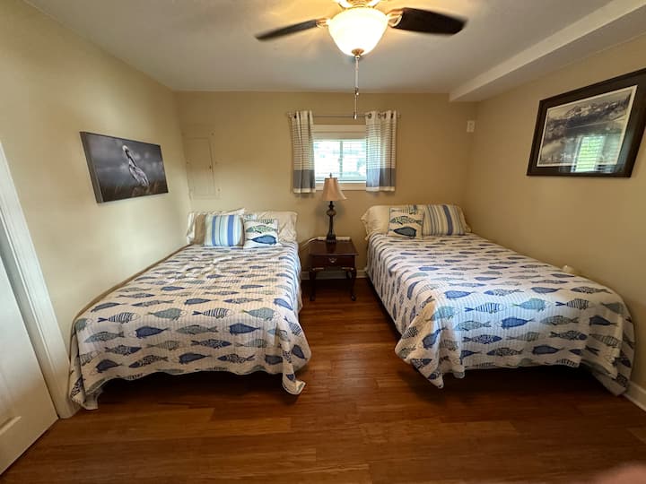 Dos camas de matrimonio, mesita de noche, televisor inteligente y ventilador de techo