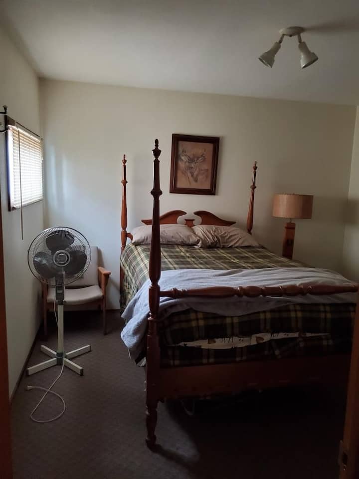 Chumba kikubwa cha mbao  tofauti cha kulala  (Roshani ina vitanda 3 vya mtu mmoja visivyo na kiyoyozi)