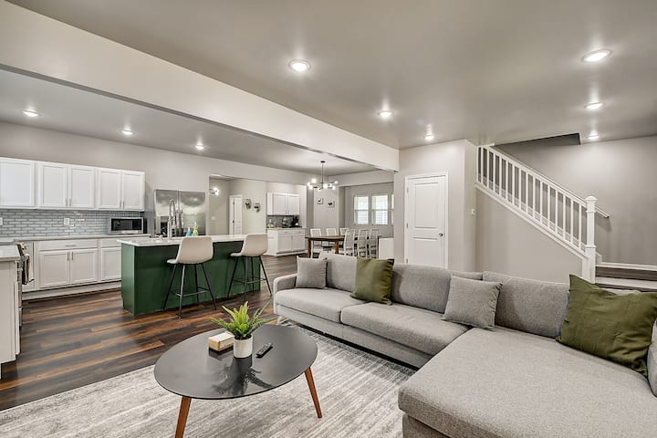 Hendricks Home! | Spacious, 4 Bedroom, 3 Bathroom! - Indianapolis, IN