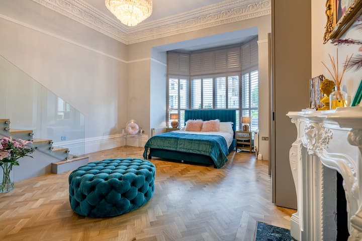 Главна спална соба | Брачен кревет (широк 180-220 см) | Камин | Телевизор - со скали кои водат до сопствена бања