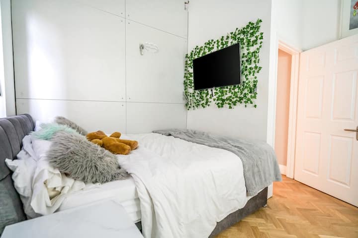 Брачен кревет (широк 180 - 200 см) |