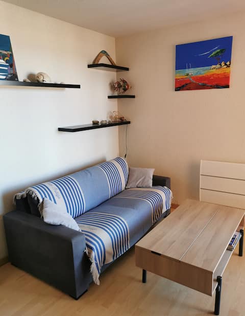 Annonce Airbnb populaire: 2-room apartment, fully equipped, balcony with sea view, + parking à Fleury