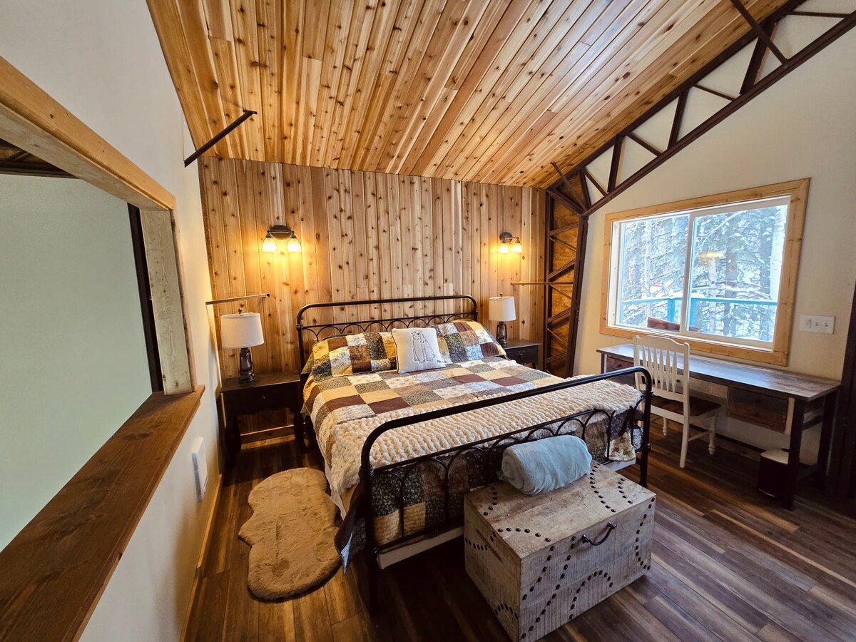 Მთავარი საძინებლის ზემოთ, King Bed, რომელიც გადაჰყურებს მისაღებ ოთახს (ოთახის გამუქების ფერებში ყველა ფანჯრის ღიობზე) ... საწერი მაგიდით, გარე კარით დიდ ტერასაზე, რომელიც გადაჰყურებს უკანა ეზოს ხეებს და ქალაქის ხის სახლები გემბანის მაგიდით და სკამებით. Გონიერი „ჩარჩო“ ტელევიზორი (52")