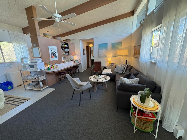 Skyway Retreat: Amazing Mid-century Guesthouse - Colorado Springs, CO