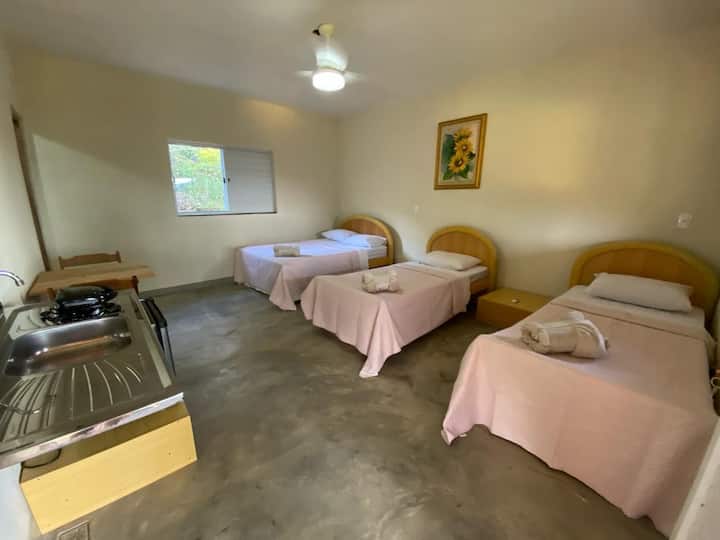 druhý apartmán chaty  s 1 manželskou posteľou a 2 samostatnými lôžkami. Priestor má umývadlo, stropný ventilátor, mušketierovú obrazovku, elektrický sporák, 1 ústa, minibar a sendvičovač. Stôl so 4 stoličkami a grilom na vonkajšej strane. 